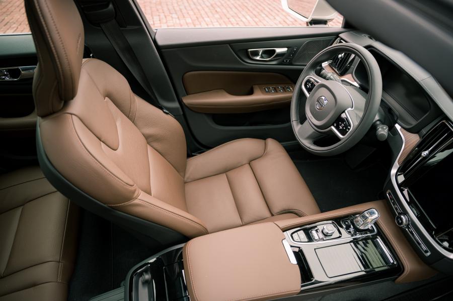 Интерьер Volvo S60 T8 Inscription 2018 года  (NA) (фото 4 из 4)